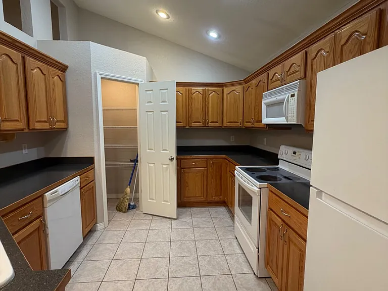 285 Willowbrooke — Photo 6