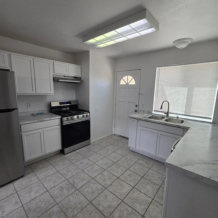3 bed, 2.0 bath, 1465 sqft, $2,200 — Photo 4