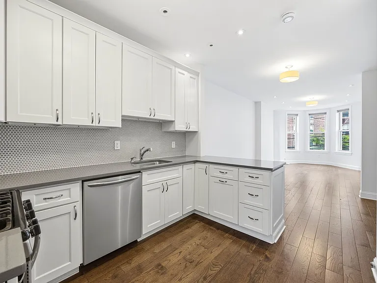 3184 Crescent St #2 — Photo 1