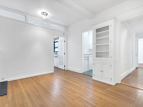 3rd image of 162 W 56th St APT 902