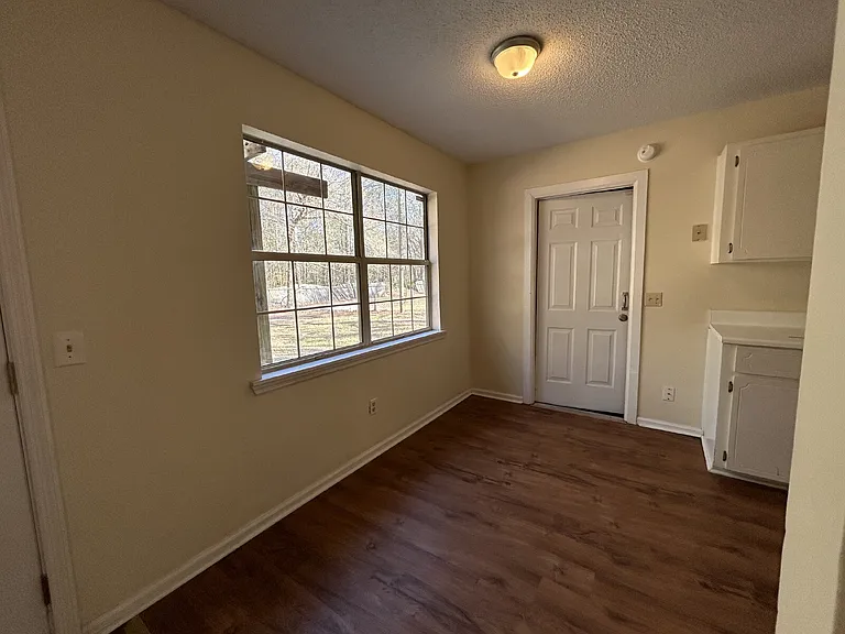 317 Jefferson Cir SE — Photo 8
