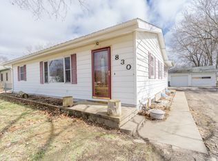 830 Cedar Bend St, Waterloo, IA 50703