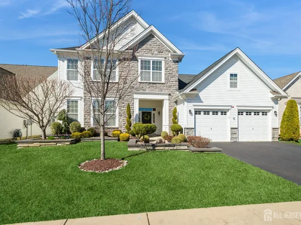 18 Medinah Ct, Monroe Township, NJ 08831