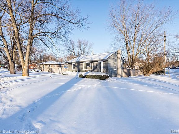 3rd image of 4383 Green Lake Rd