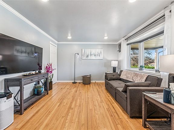 3rd image of 124 Carousel Dr