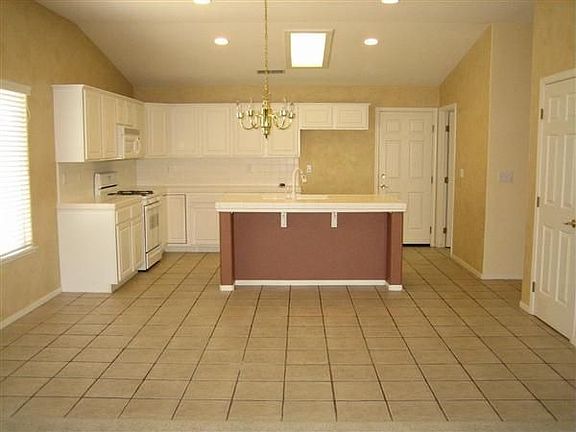 3rd image of 996 W Windsor Dr