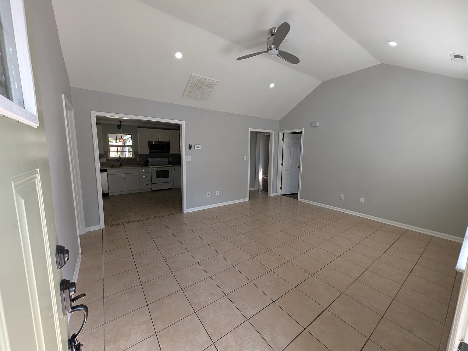 3 bed, 1092 sqft, $2,100 — Photo 3