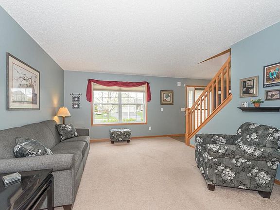 Generous main floor layout, great for entertaining in living room & dining room!