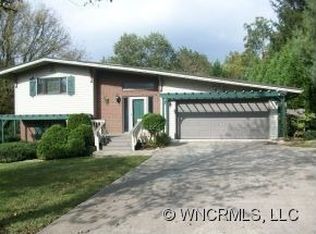 34 Camelot Dr, Clyde, NC 28721