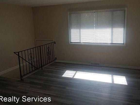 3rd image of 1815 Polk St NE