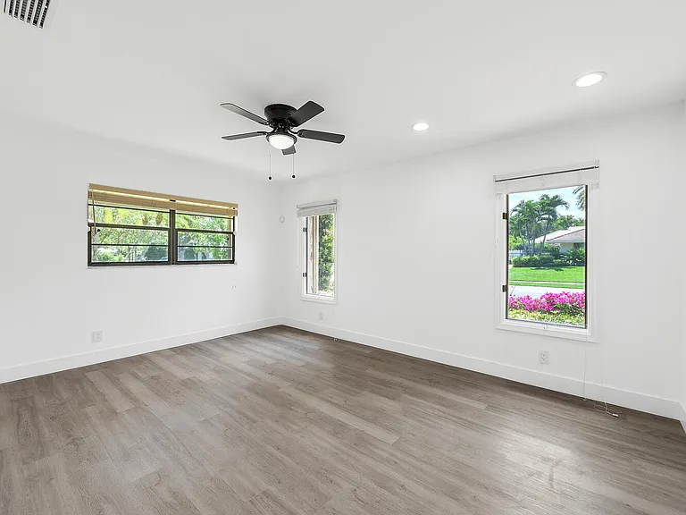 3185 Saint James Dr — Photo 23