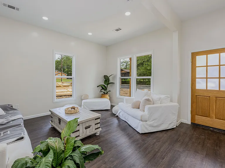 1061 Shaw Pl — Photo 2