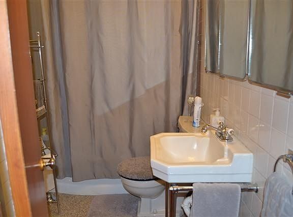 5th image of 2413 W 1st Ave