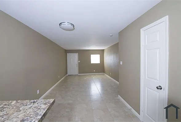 2 bed, 900 sqft, $1,000 — Photo 3
