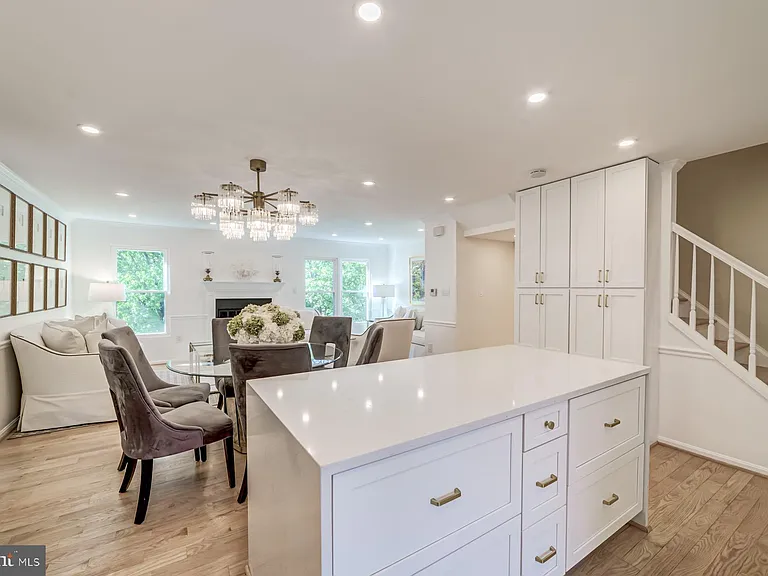 8 Carriage House Cir — Photo 6