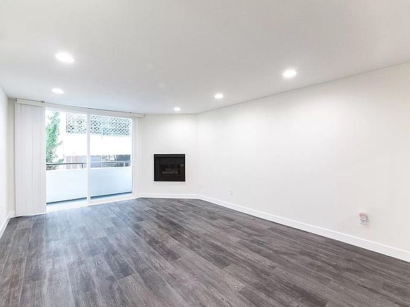 2nd image of 1943 Tamarind Ave #101
