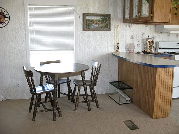 Dining Area with breakfast bar 