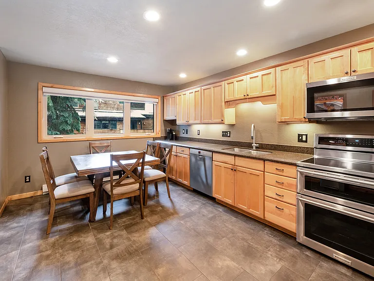 83 Larkspur Ln #B — Photo 15
