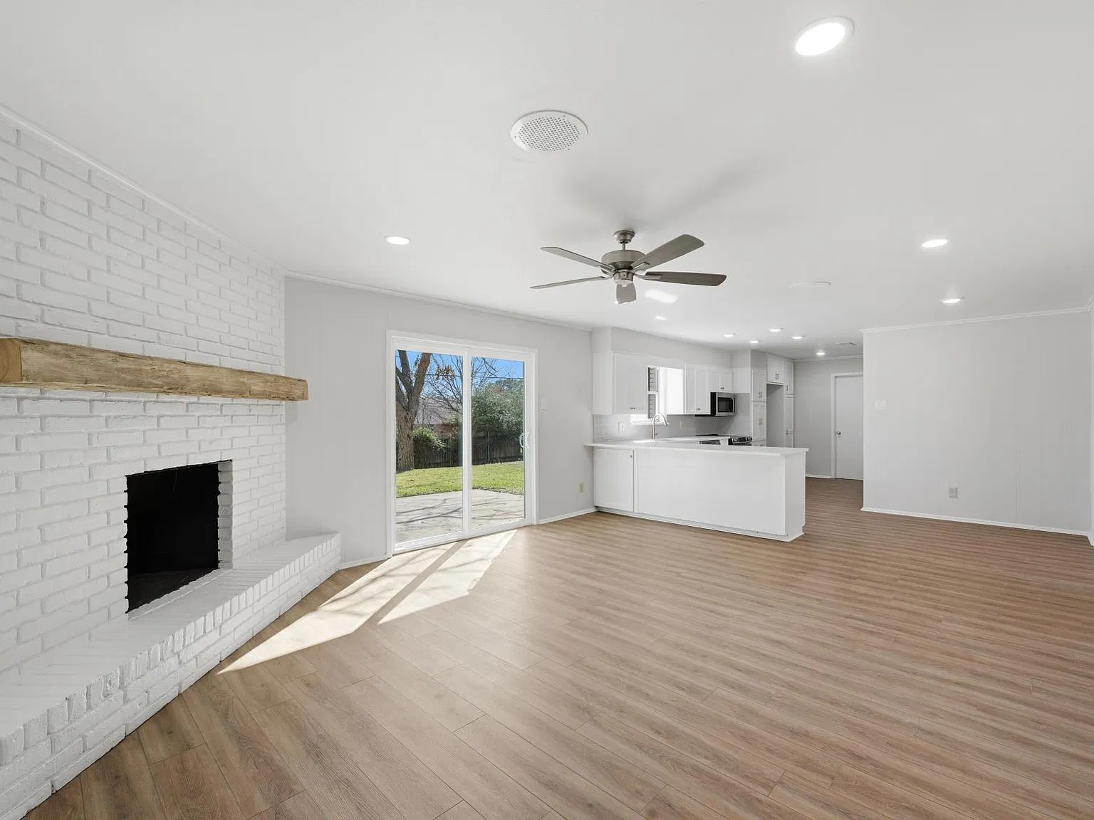 3 bed, 1900 sqft, $2,450 — Photo 3