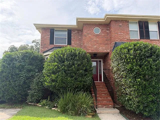 3 bed, 3.0 bath, 2000 sqft, $2,300 — Photo 1