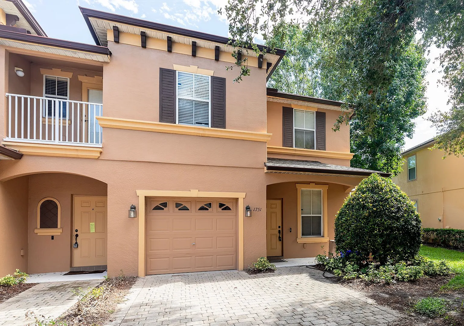 Super Location For This 2 Story 3 Bdrm Townhouse!! — Photo 2