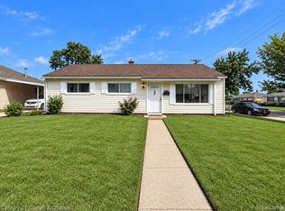 15251 Wildwood St, Roseville, MI 48066
