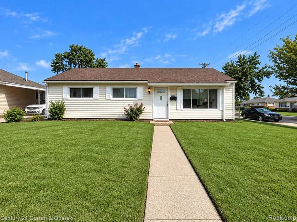 15251 Wildwood St, Roseville, MI 48066