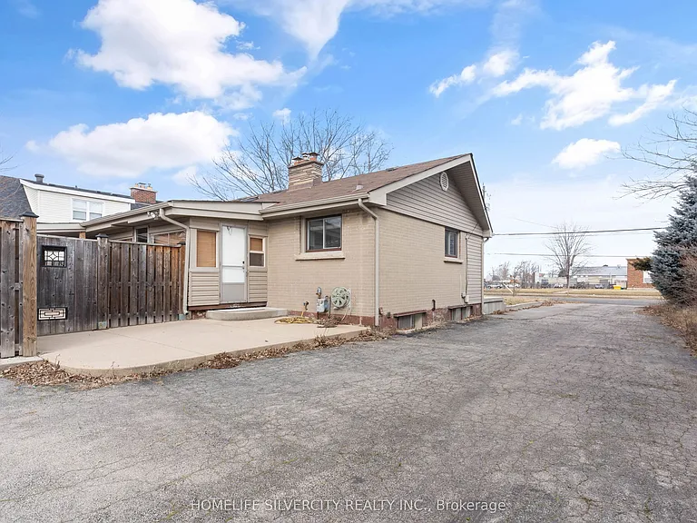 298 Barton St — Photo 3