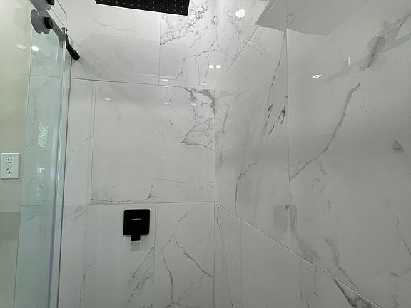 4th image of 1 Dundee Ln