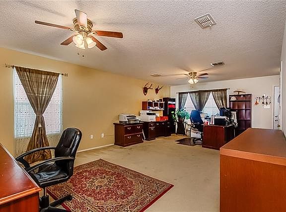 3rd image of 2421 Chestnut Dr