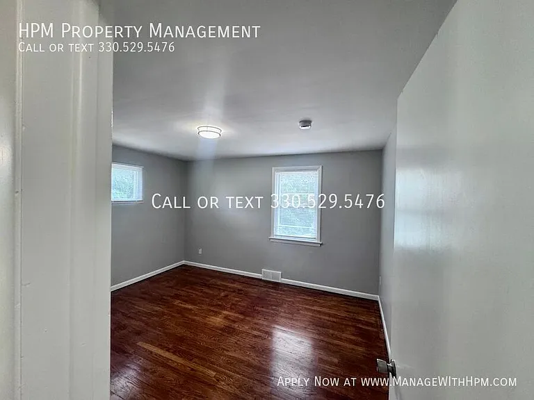 885 S Green Rd #4 — Photo 8