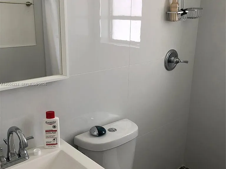 1019 NE 17th Ter #1 — Photo 8