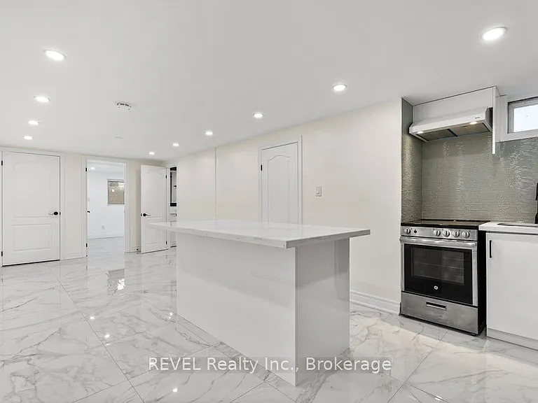 462D Carlton St — Photo 5