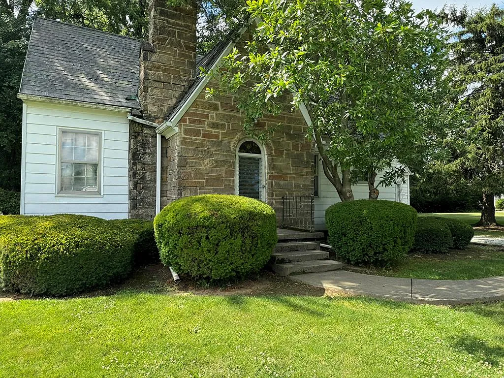 580 Portland Way S photo 1