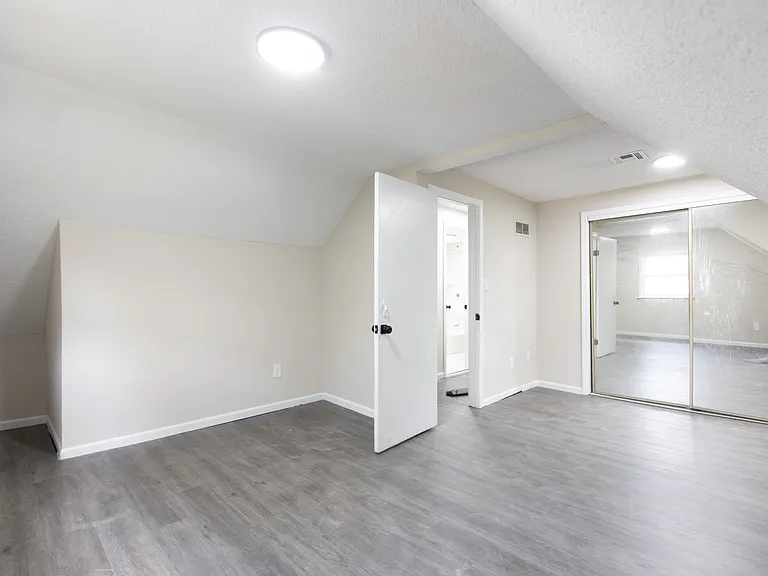 2717 Webster Ave — Photo 6