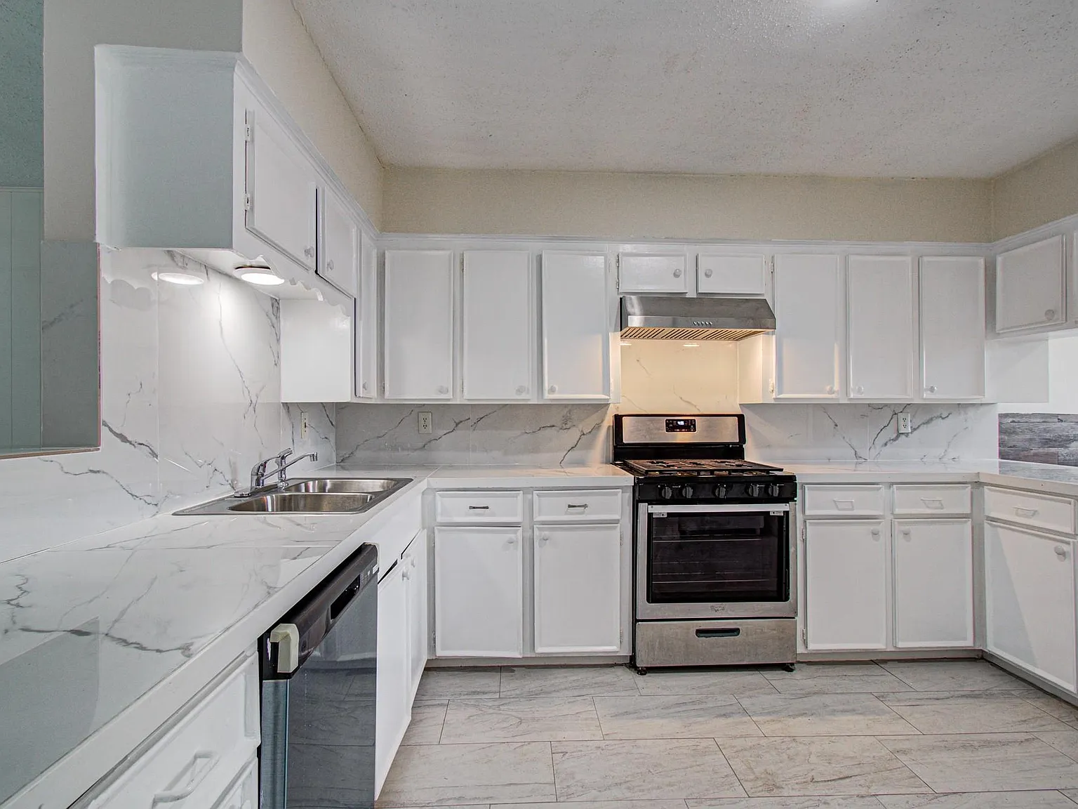 3 bed, 2.0 bath, 1450 sqft, $1,600 — Photo 2