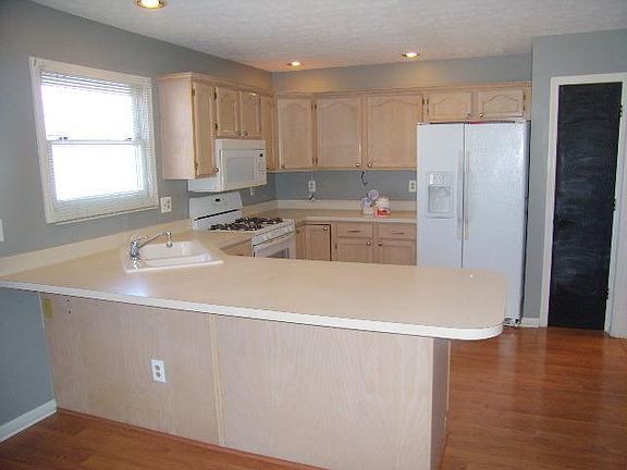 4th image of 647 Walden Way