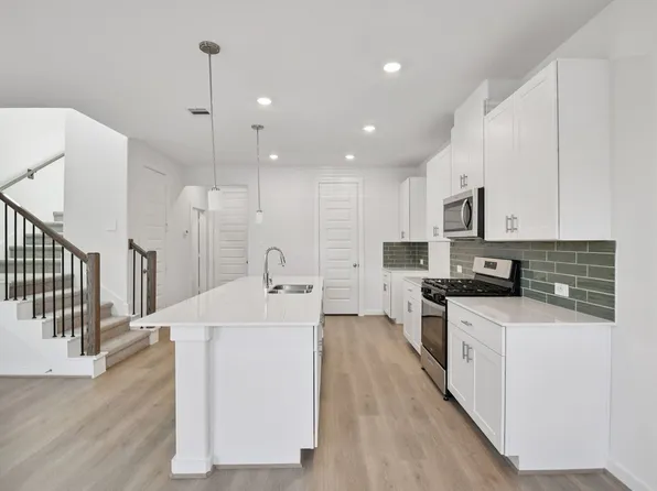 707 Sand Dollar Dr, Kemah, TX 77565