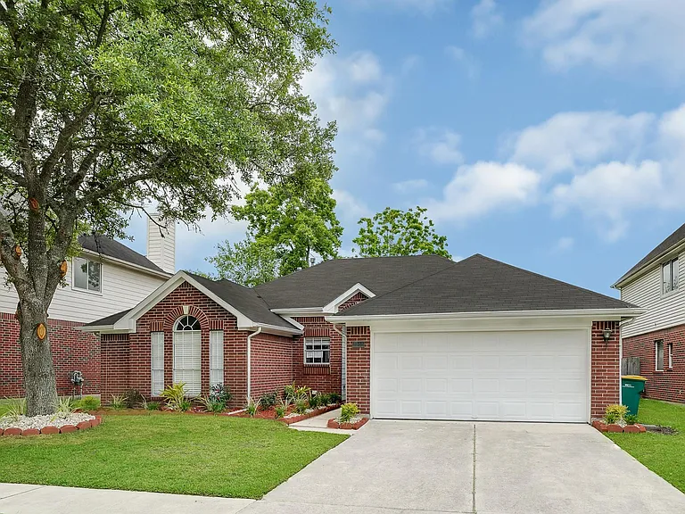 3515 Walden Dr — Photo 2