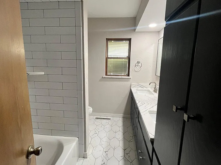 2526 W Broadway Ave — Photo 12