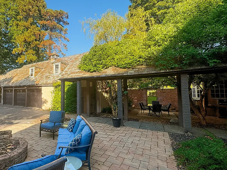 1820 Albany Ave — Photo 8