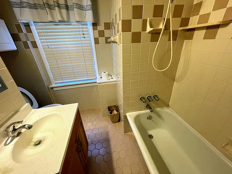 205 Van Wyck Ave — Photo 11