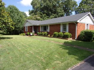 1112 E Blythe St, Paris, TN 38242