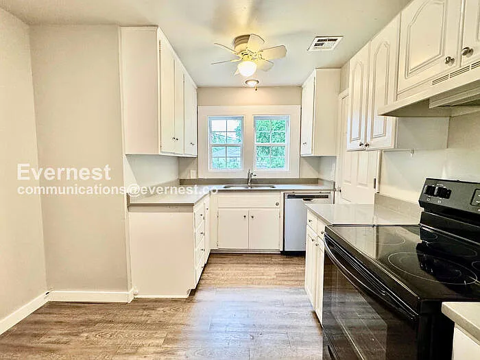 802 N Birch St — Photo 3