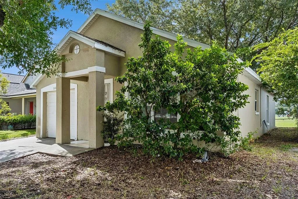 3 bed, 2.0 bath, 1038 sqft, $1,900 — Photo 3