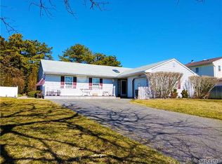3 Sunbonnet Ln, Bellport, NY 11713