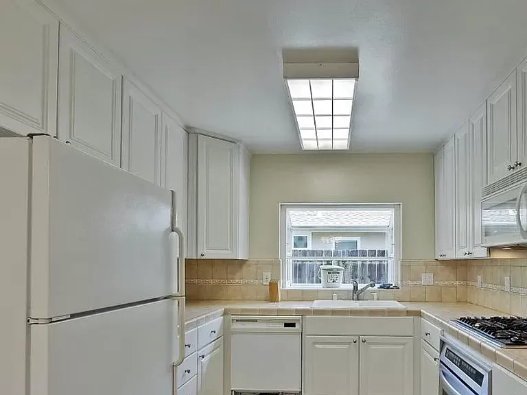 907 Embarcadero Rd — Photo 6
