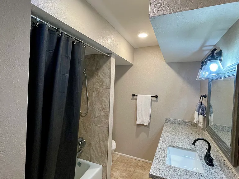 Hallway bathroom with tub/shower