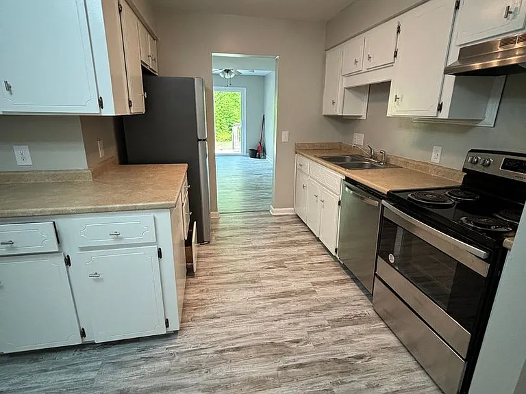 912 Pineland Ave #5 — Photo 5