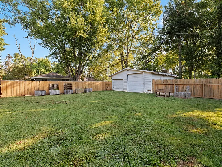 2407 E Main St — Photo 34